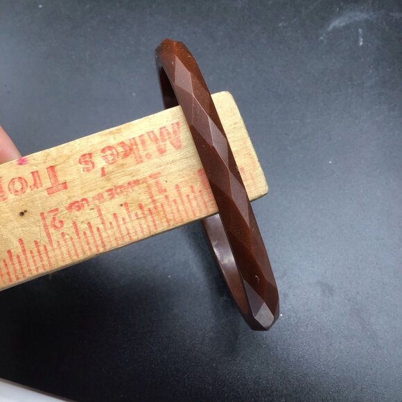Vintage Bakelite Bangle Carved Oval Shaped Faceted Brown Plastic Thin Bracelet - Picture 6 of 6